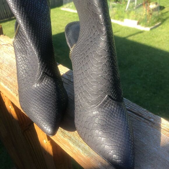 Liliana black snake skin pointed toe open back boots with zipper detail size 7.5 - Picture 5 of 8